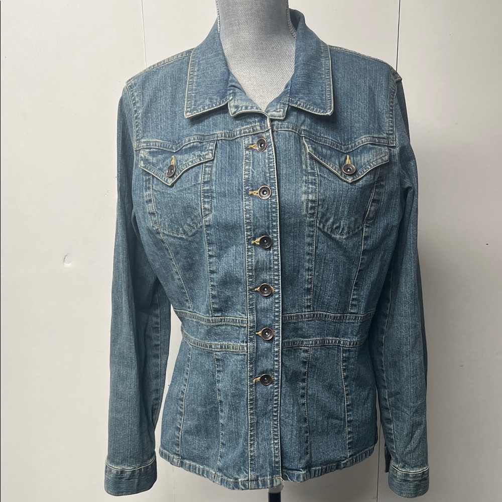 Denim jacket made with stretch. Long sleeves and waist details.